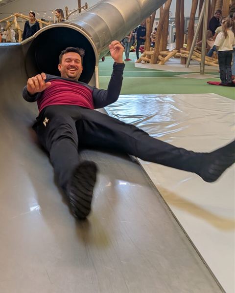 Florian auf einer Rutsche im Indoorspielplatz